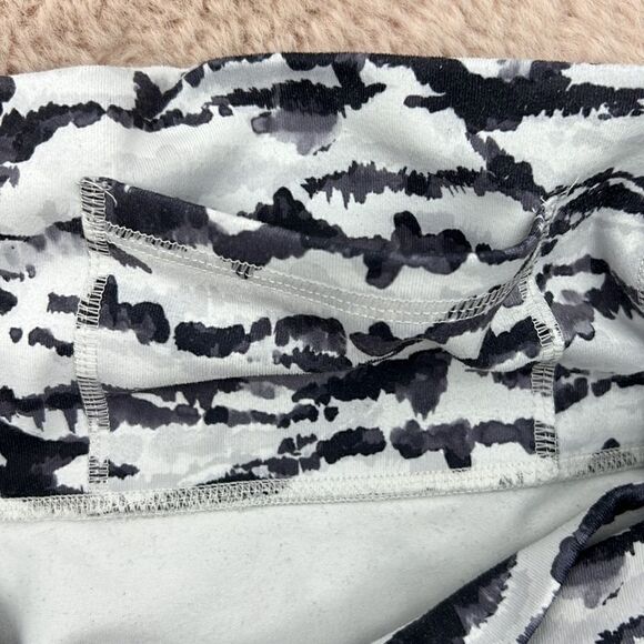 Fabletics small black and white abstract print 7/8 leggings - Picture 6 of 6